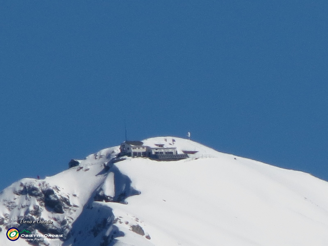 16 Zoom sul rifugio Brioschi.JPG